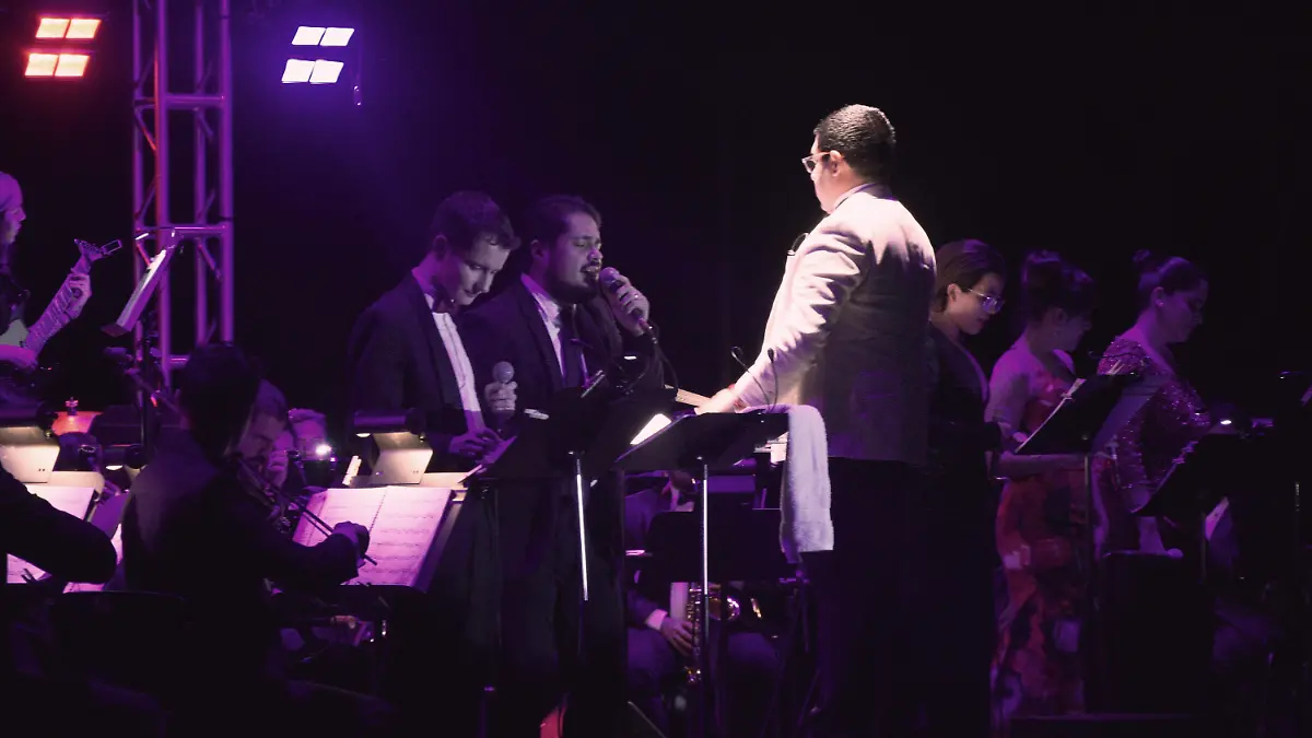 Enrique Vélez, dirigió este grandioso homenaje sinfónico.