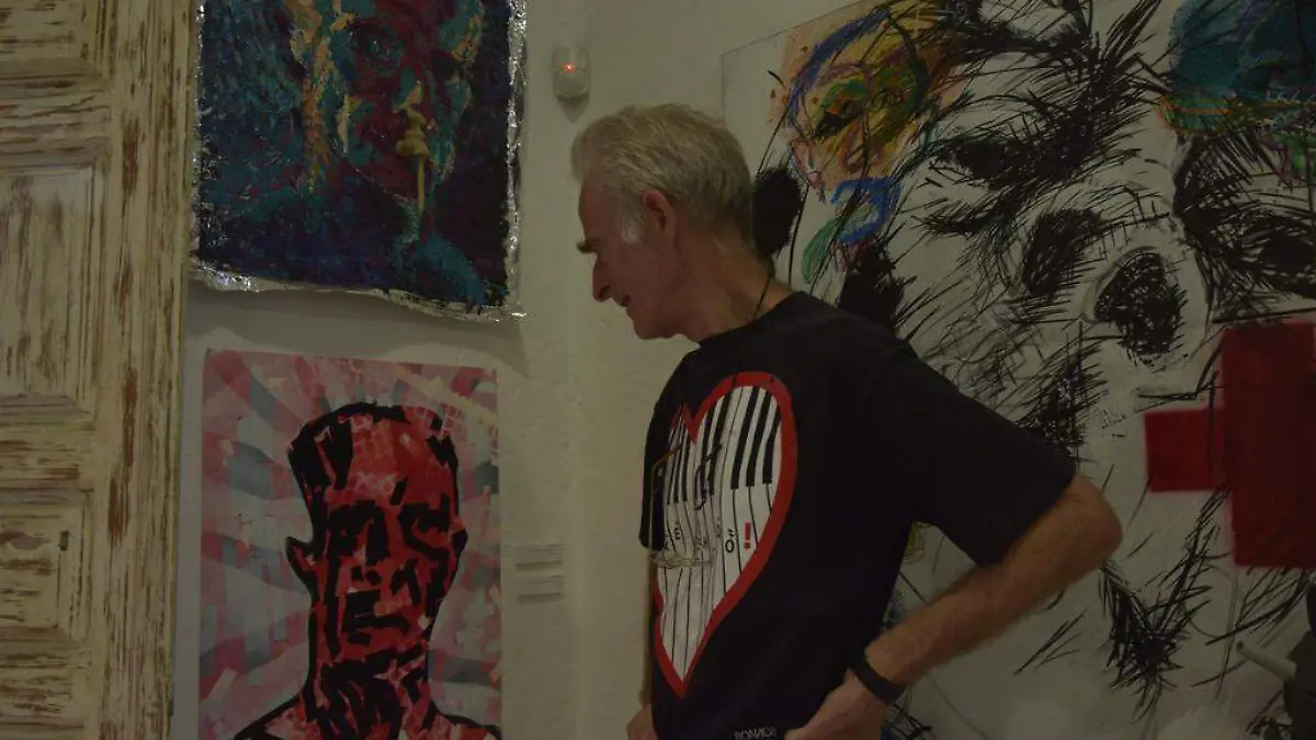 En la muestra incluye diversos autorretratos con la irreverencia que lo caracteriza.