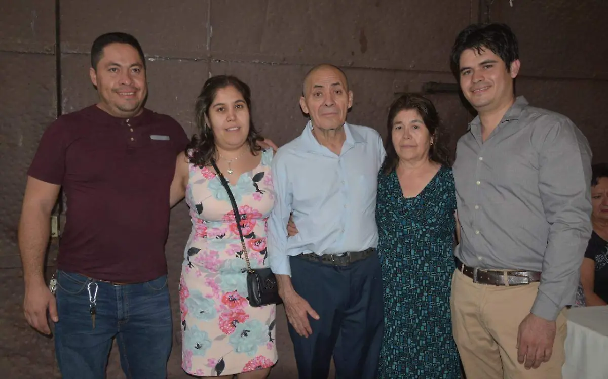 Jorge, Yessica y Manuel Cuevas con Felicitas Estrada y César CuevasMARITZA CUEVAS
