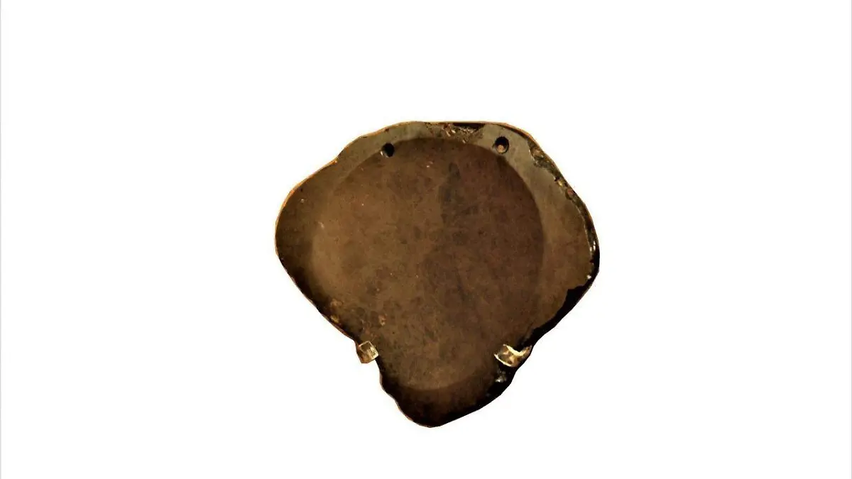 Espejo del Preclásico Medio, se aprecian los orificios para poder colgarlo sobre el pecho. Sala del Golfo, Museo Nacional de Antropología e Historia.