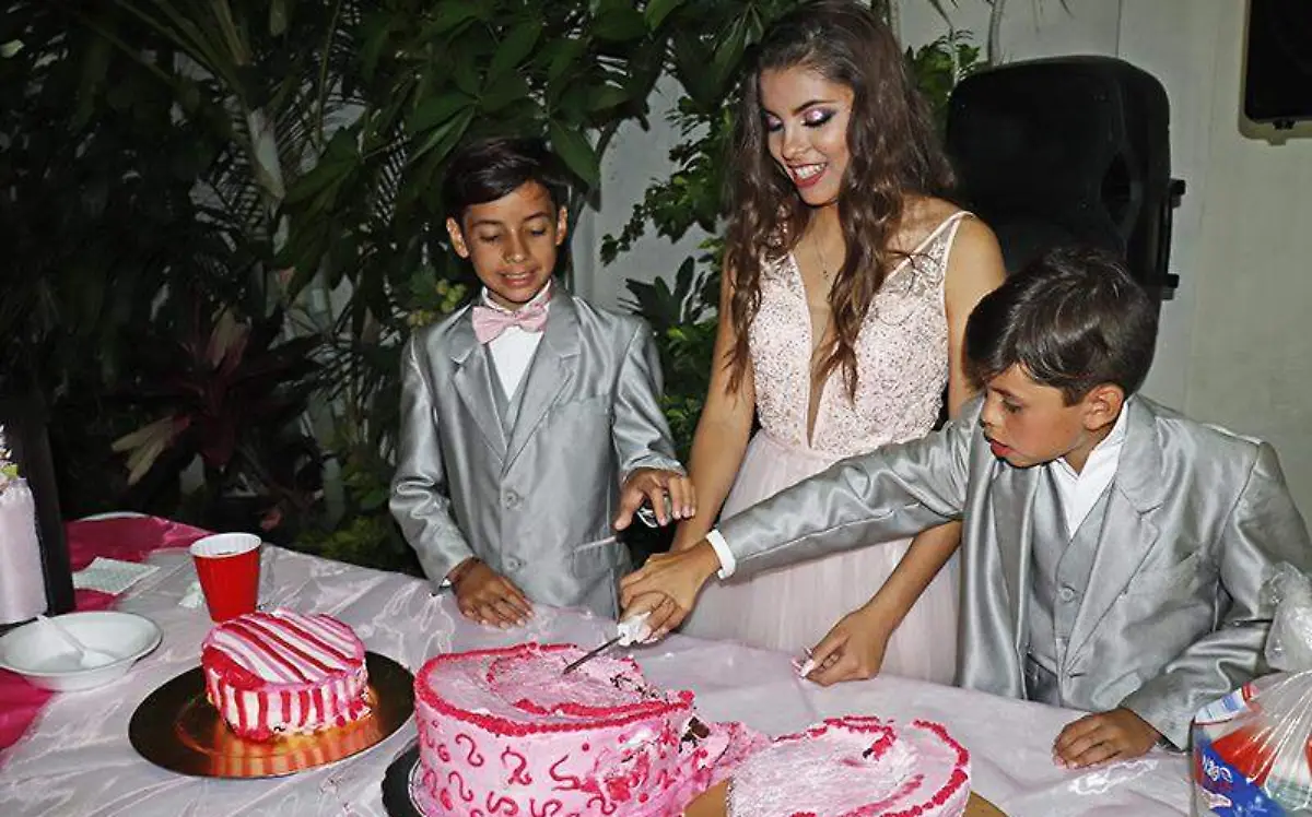 La festejada partió el pastel junto a sus hermanos