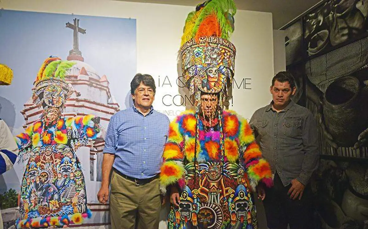 Chinelo portando el traje ganador del carnaval de Yautepec, confeccionado por Luis Benítez