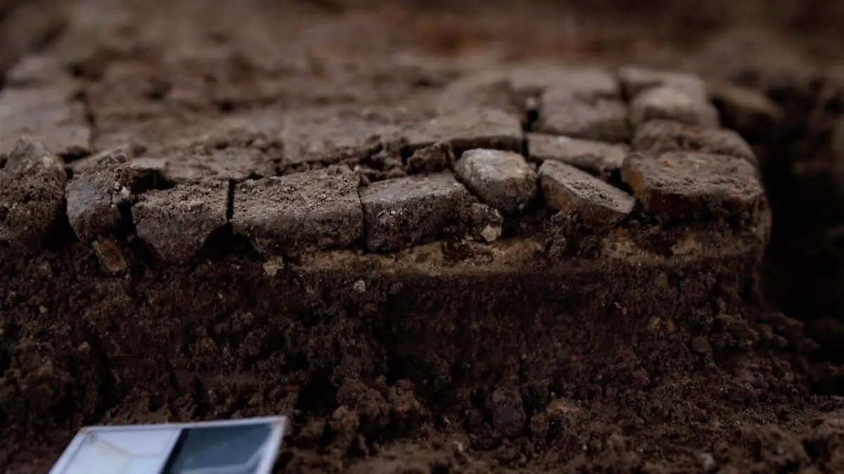 El mosaico de teselas recientemente descubierto al momento de su excavación. Se puede observar las teselas y la base.