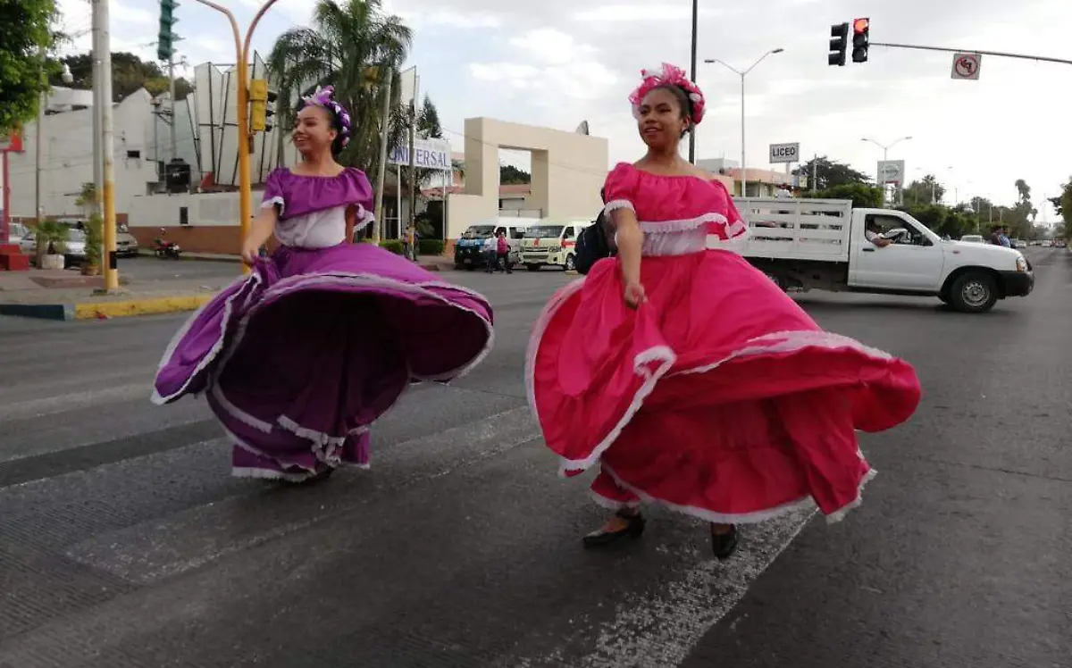 Bailan en semáforos para viajar a Colima