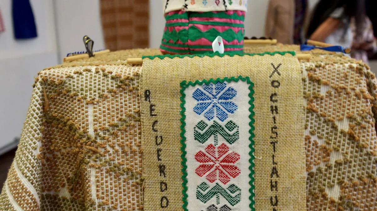 Presenta exposición de textil amuzga