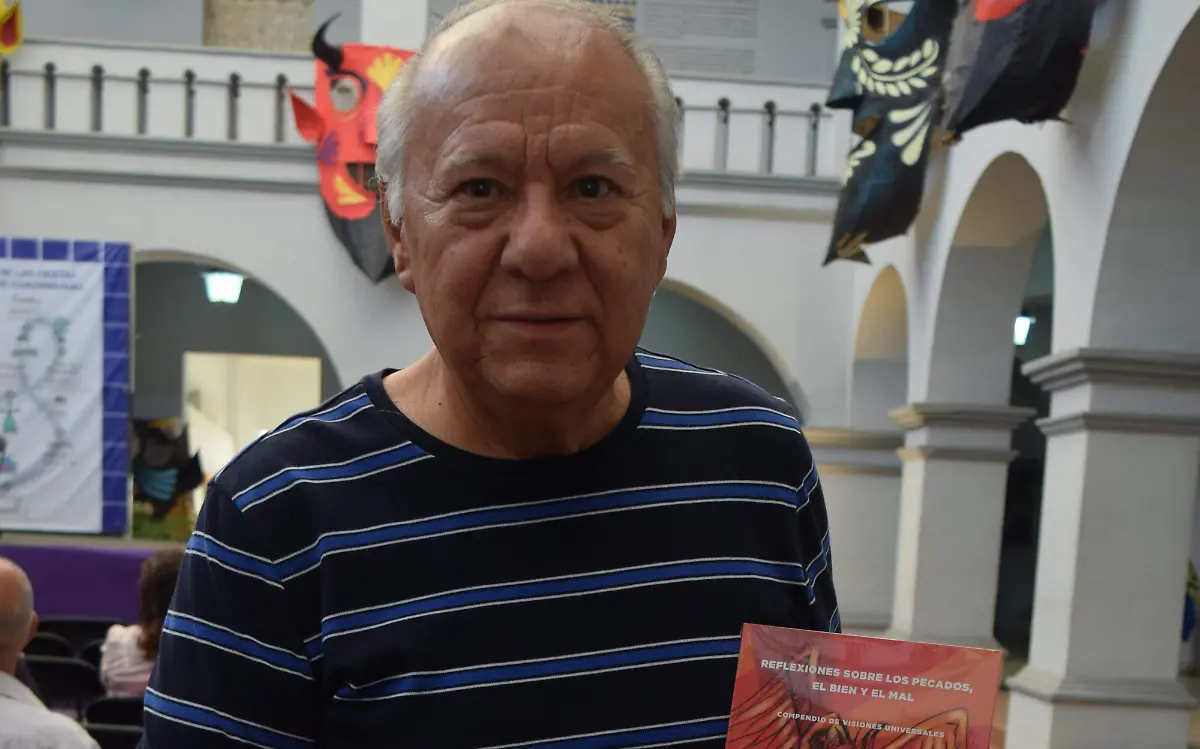 Salvador Galán presentó su libro Reflexiones sobre los pecados, que sostiene entre sus manos