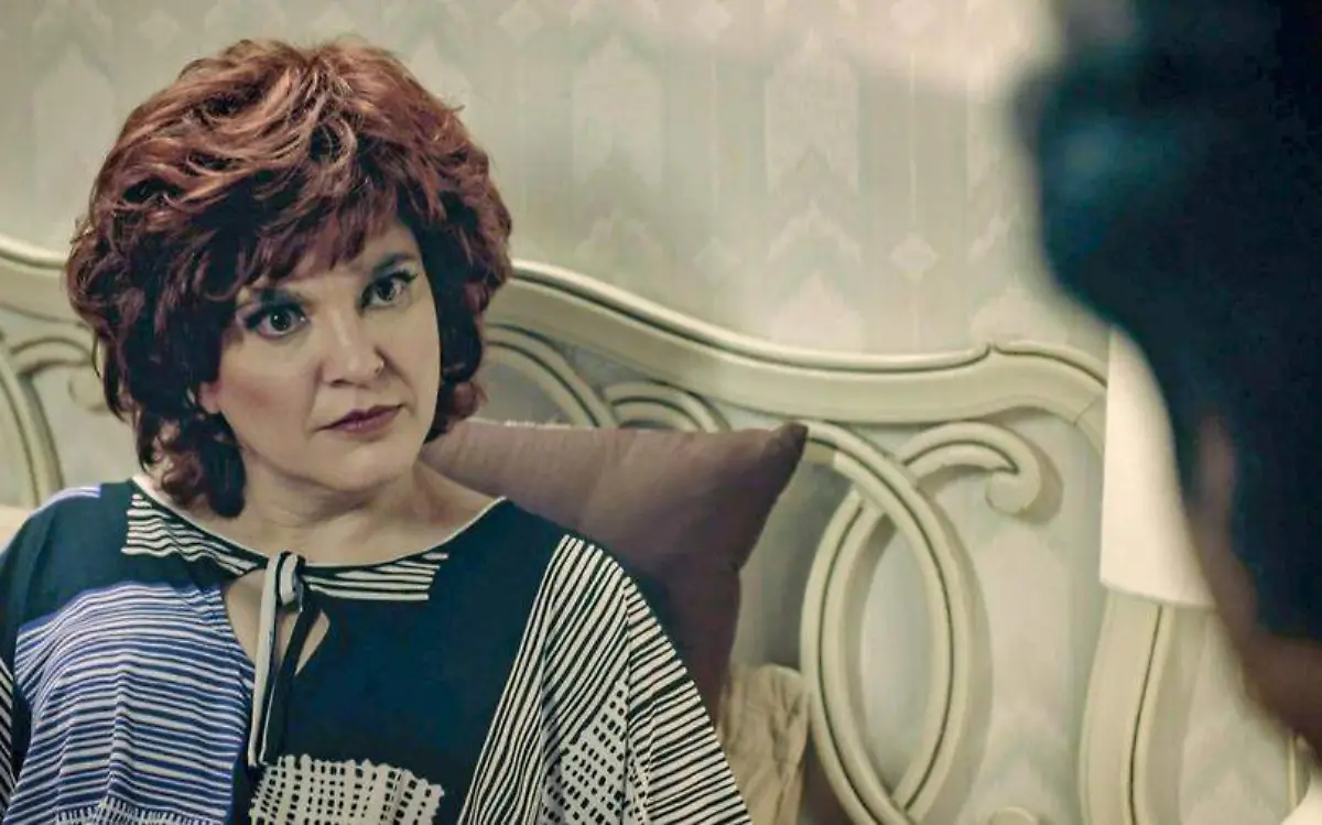 Alpha Acosta interpretando a Anel Noreña en la serie José José, el Príncipe de la canción