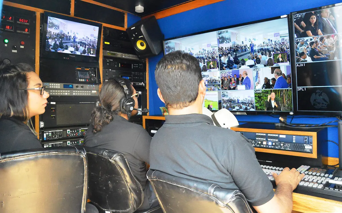 Cabina de producción de televisión, ubicada en el IMRyT