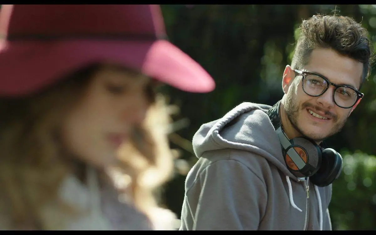 Iván observa cautivado a Julieta, en una escena de la película Promento no enamorarme