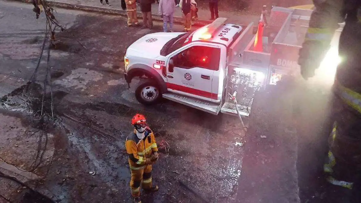 bomberos-combaten-incendios