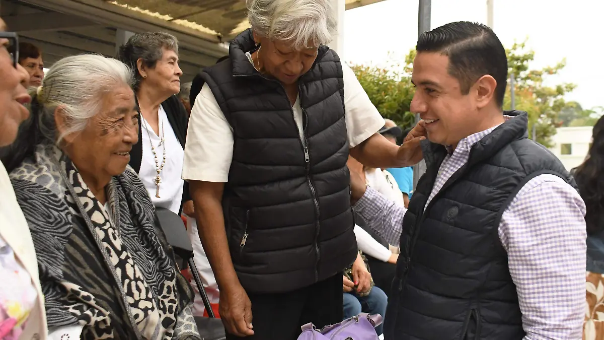 alcalde-de-Jiutepec-saluda-a-adultos-mayores