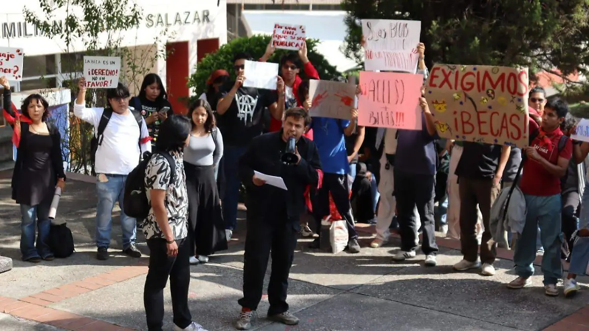 universitarios-protestan-en-torre-de-rectoría-de-la-UAEM