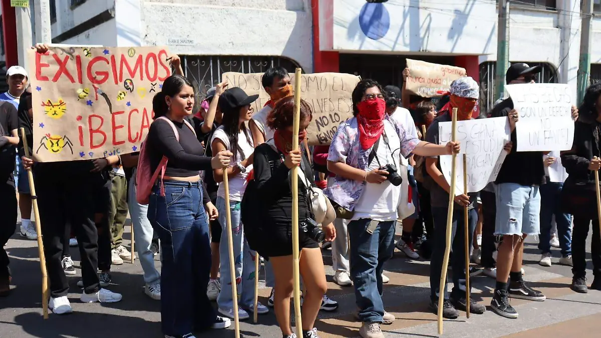 estudiantes-de-la-UAEM-piden-ser-incluidos-en-becas