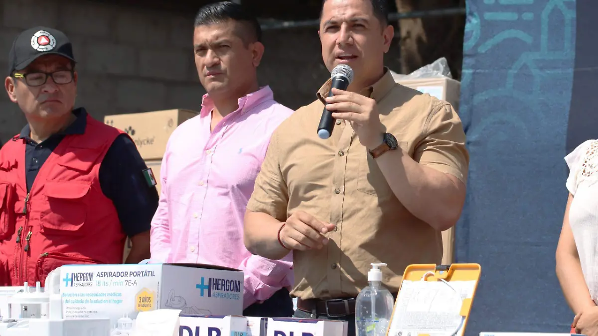 Alcalde-de-Jiutepec-entrega-material-y-medicamentos