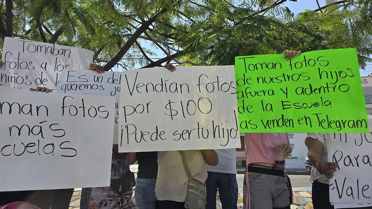 padres de familia-se-manifiestan-afuera-de-la-Fiscalía