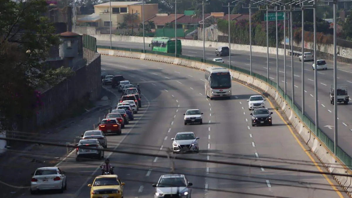 automovilistas se retornan sobre la pista, en el acotamiento