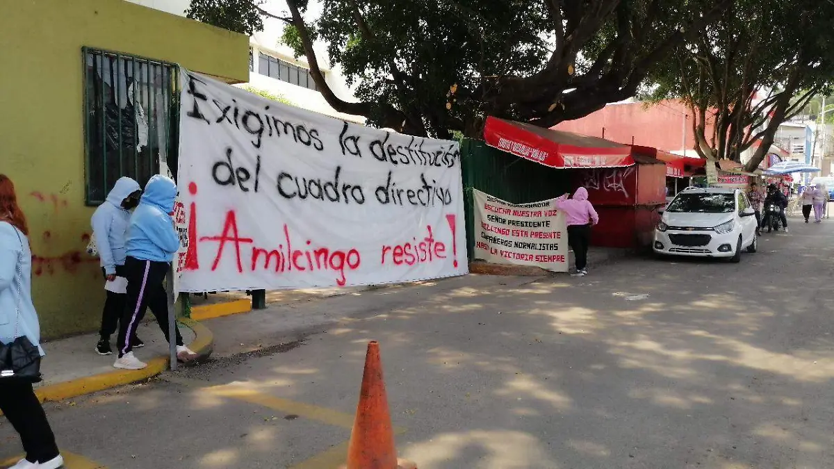 Normalistas toman el IEBEM