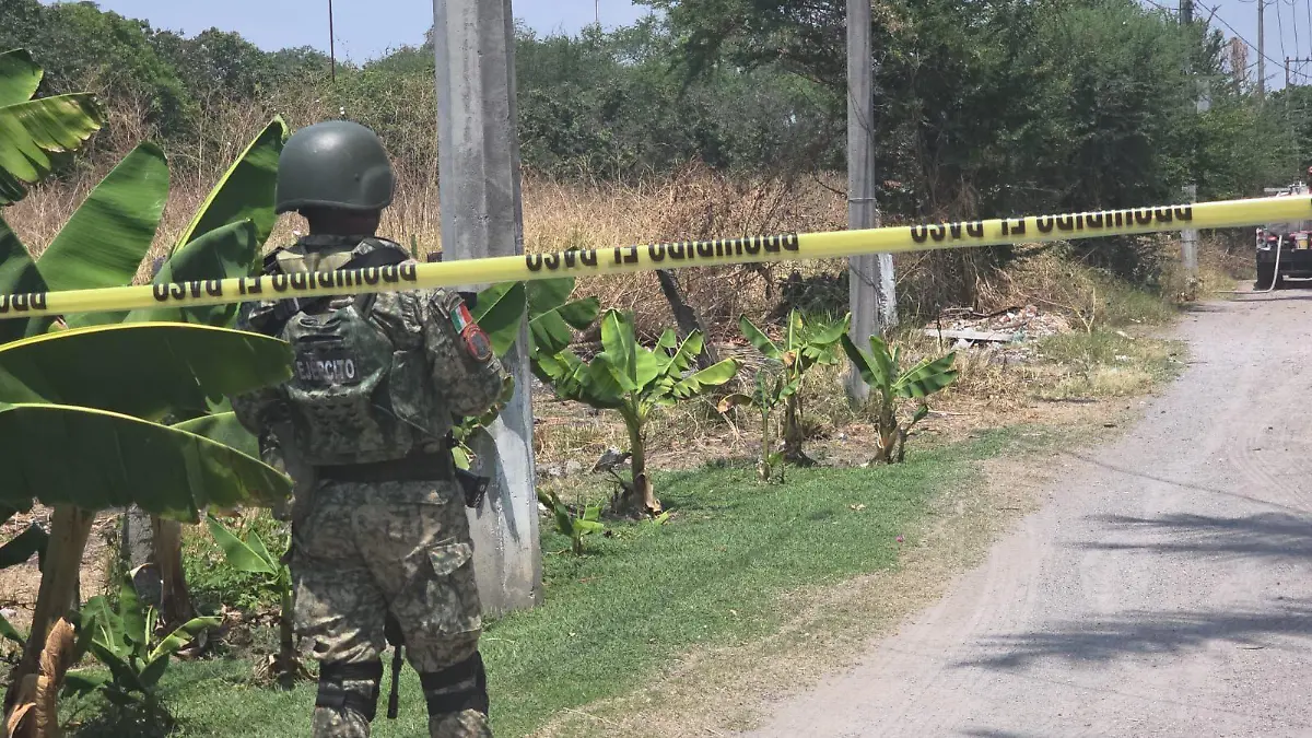 Elementos de seguridad acordonan la zona donde fueron localizados dos cuerpos en Alpuyeca