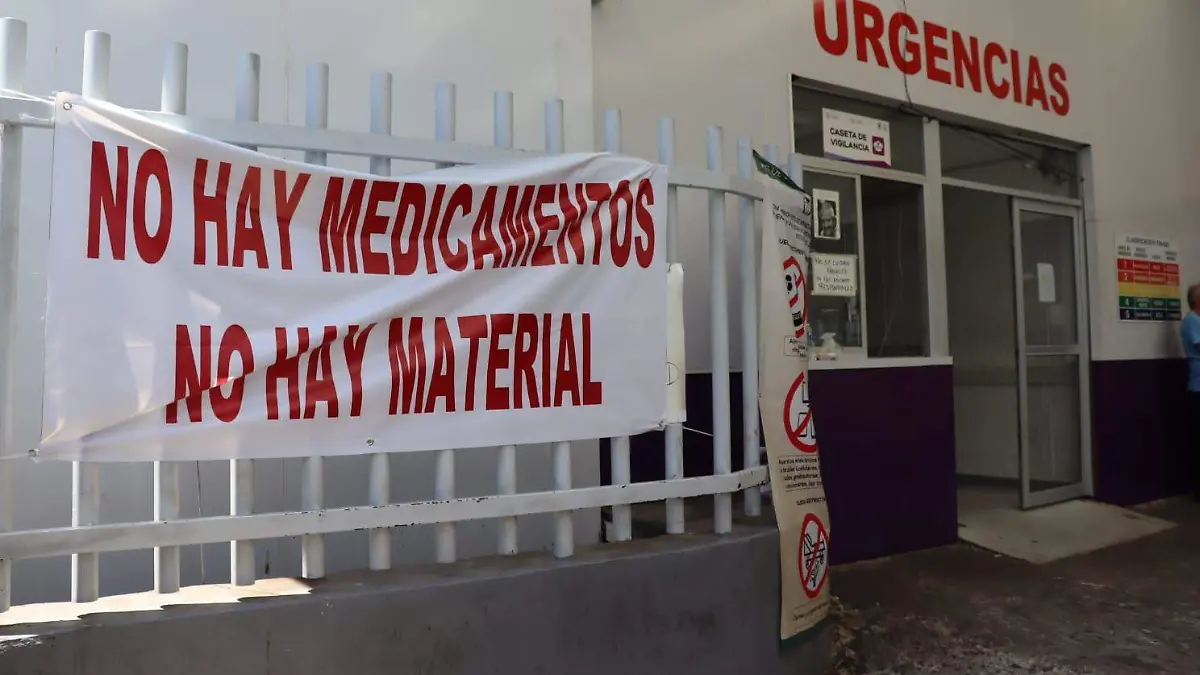 lonas en el hospital José G Parres anuncian la falta de medicamentos