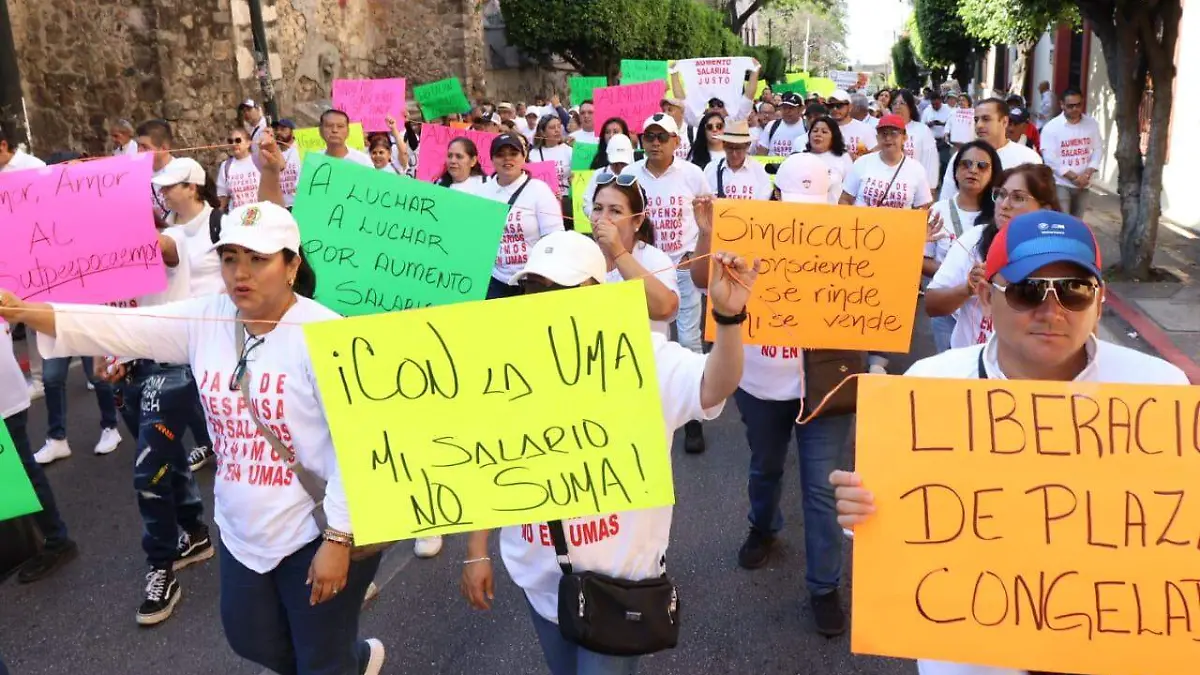 Trabajadores sindicalizados del Ejecutivo marchan por calles de Cuernavaca