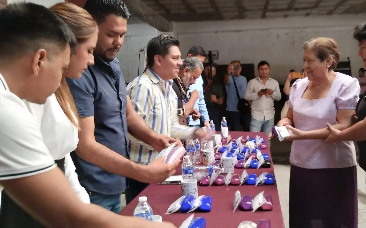 Ayuntamiento de Jojutla entrega lentes graduados