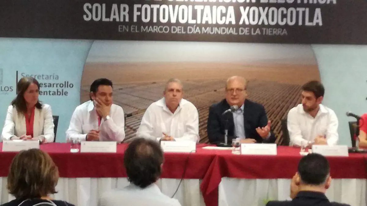 Anuncio del proyecto de energía solar. Los secretarios de Economía, Desarrollo Sustentable acompañan al gobernador Graco Ramírez y a los empresarios.