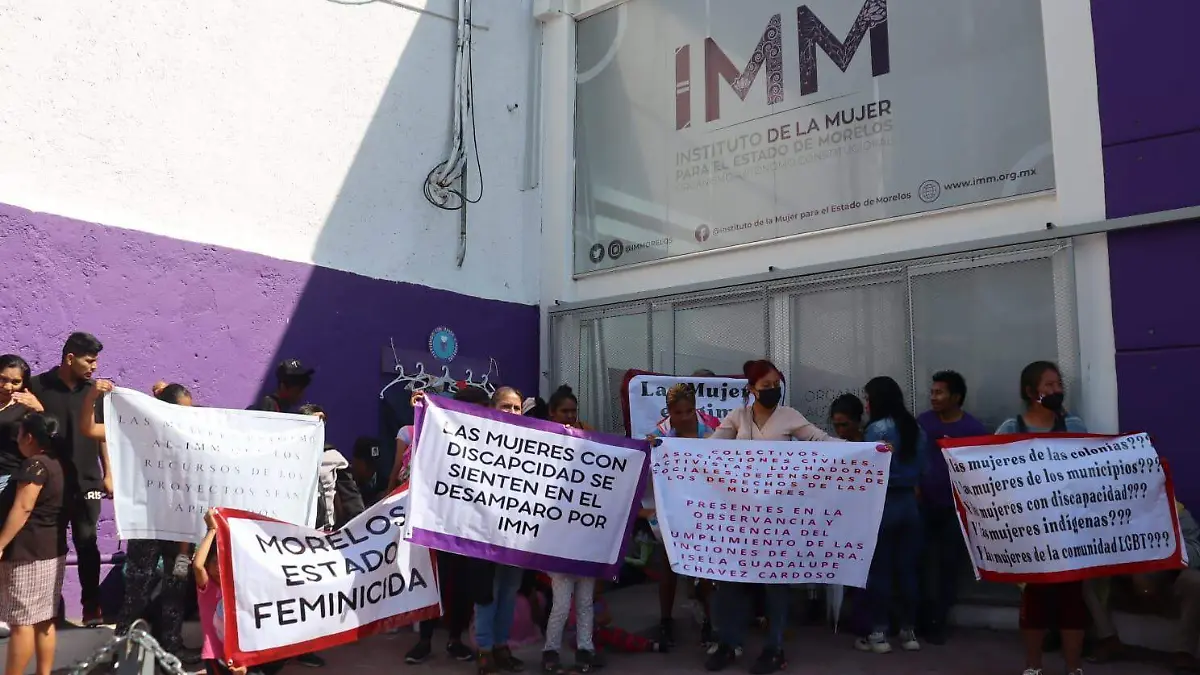 manifestación-en-instituto-de-la-mujer-morelos
