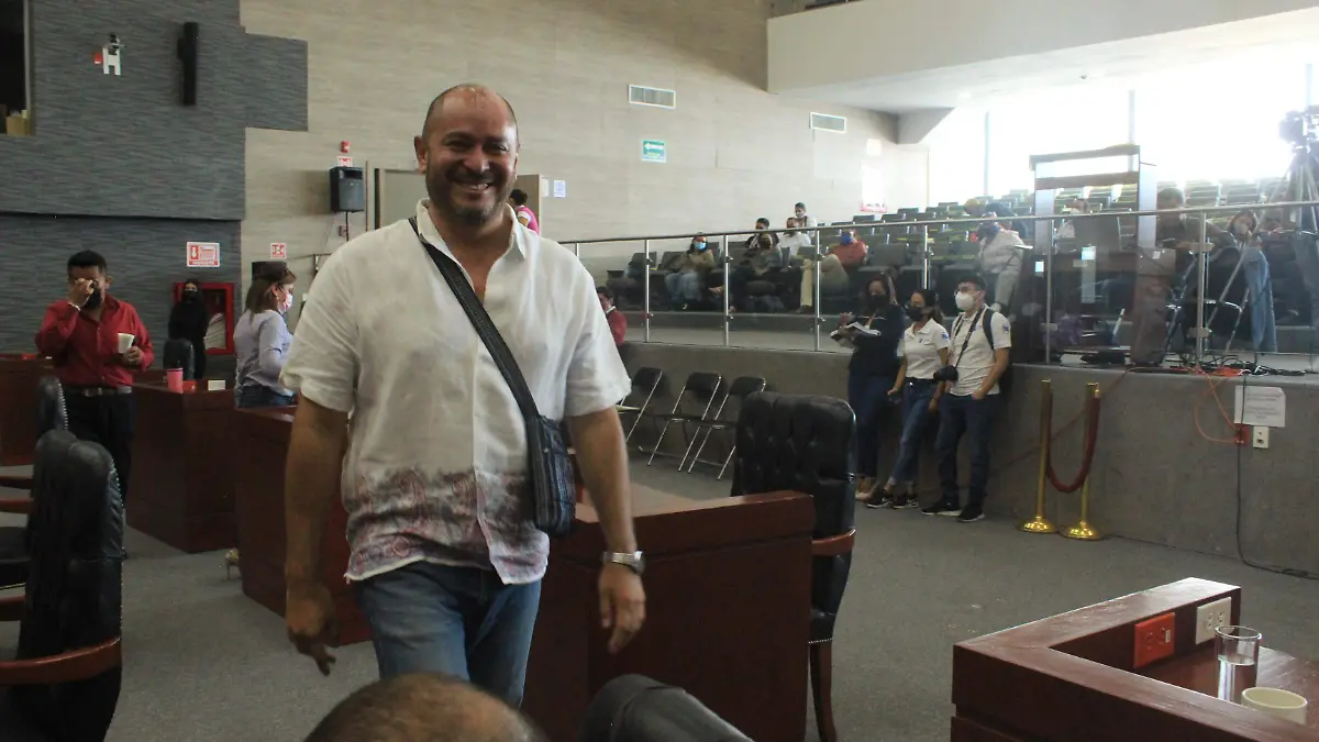 Roberto-yáñez-vázquez-en-curul-que-dejó-vacante-su-tío