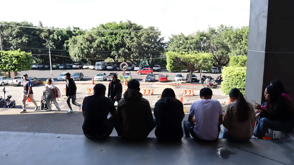 estudiantes-de-la-uaem-en-el-edificio-principal