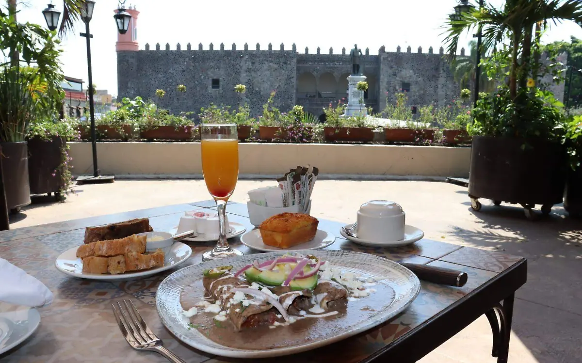 desayuno-frente-a-palacio-de-cortes