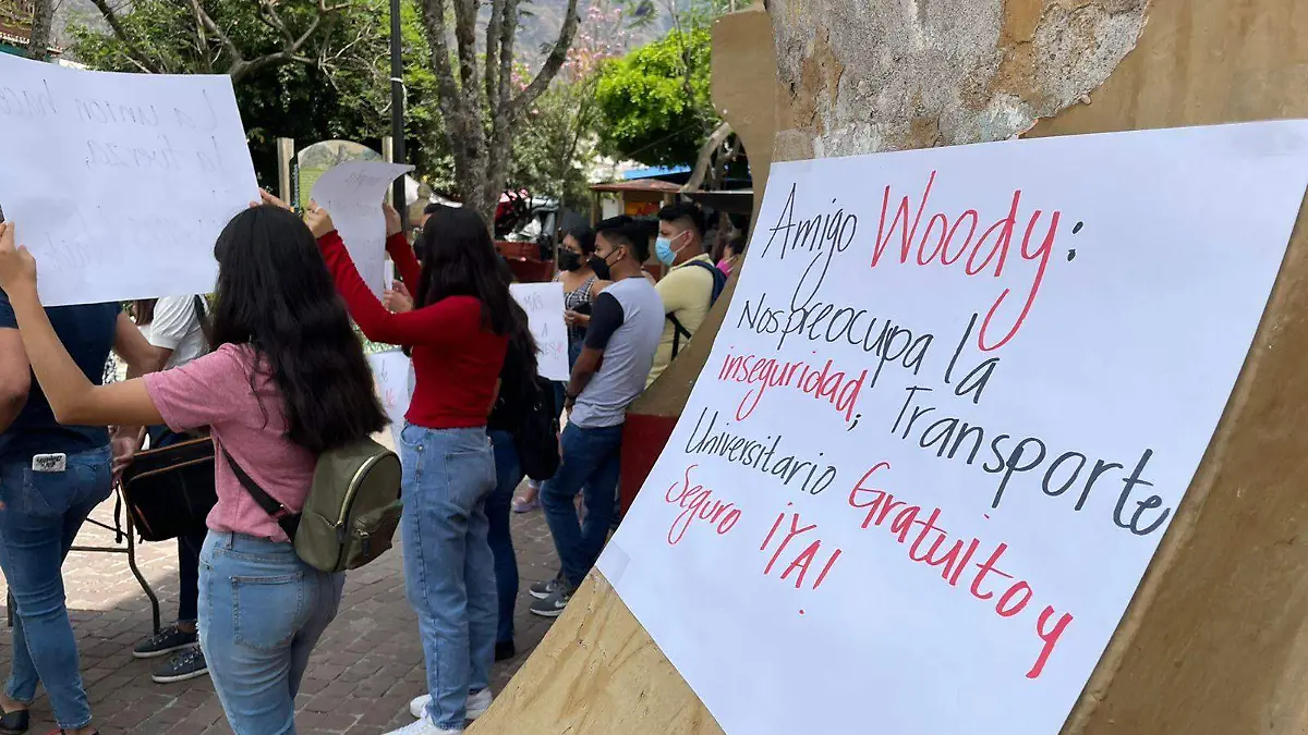 universitarios-protestan-tepoztlan-omaña