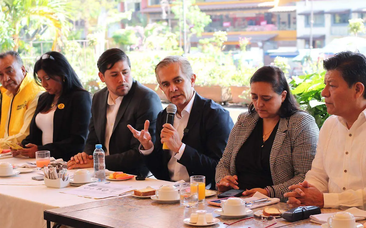 AGUS-F6J Lo ideal para Morelos en próximo comicios electorales es que se establezcan dos alianzas, refirió el senador Miguel Ángel Mancera (5)