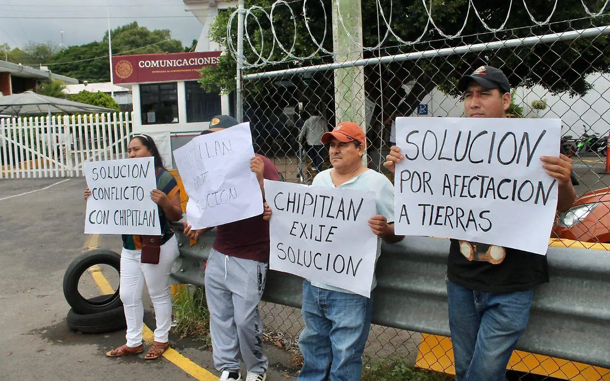ejidatarios-de-chipitlán-se-manifestaron-en-la-secretaría-de-infraestructura-comunicaciones-y-transportes-1