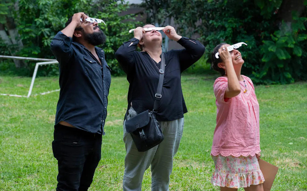 eclipse-personas-observando-cortesía