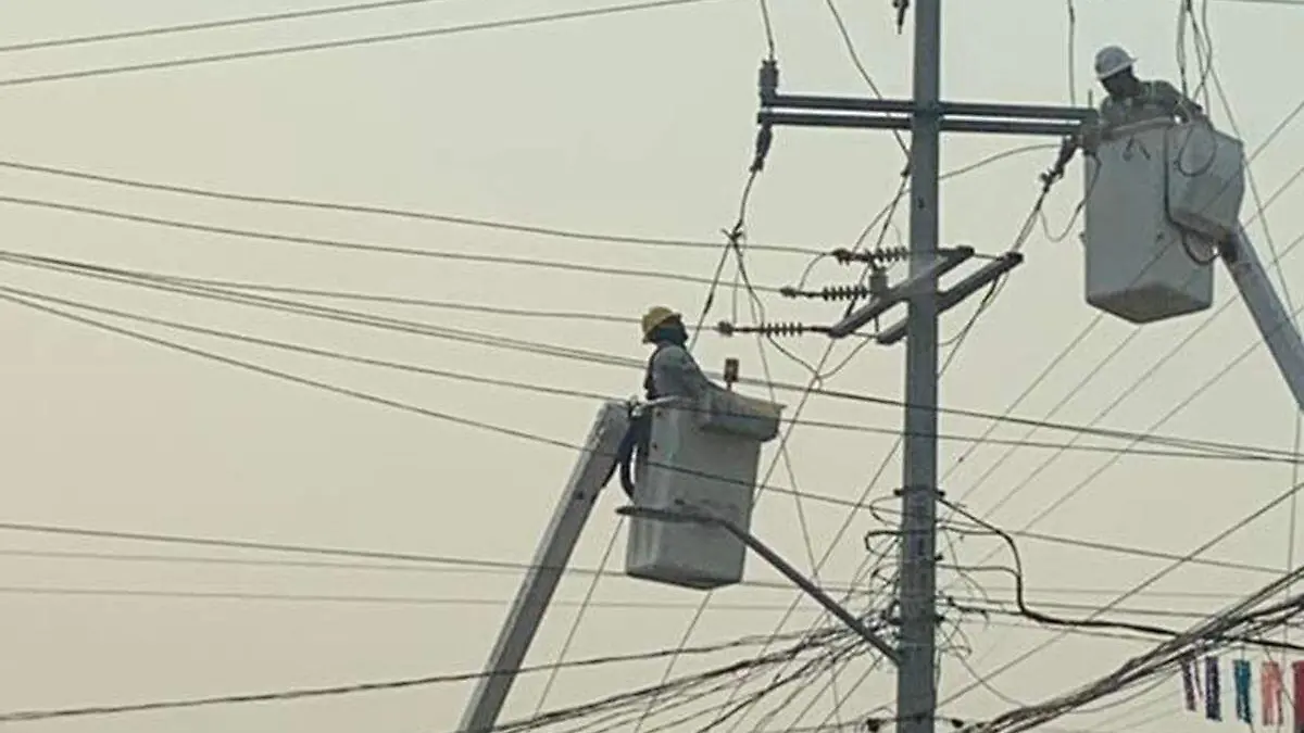 trabajadores-de-cfe-restablecen-energia