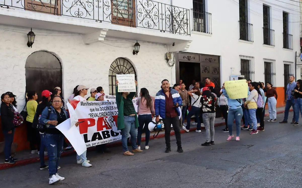 maestros-de-manifiestan-en-las-intalaciones-de-la-seccion-19-del-snte