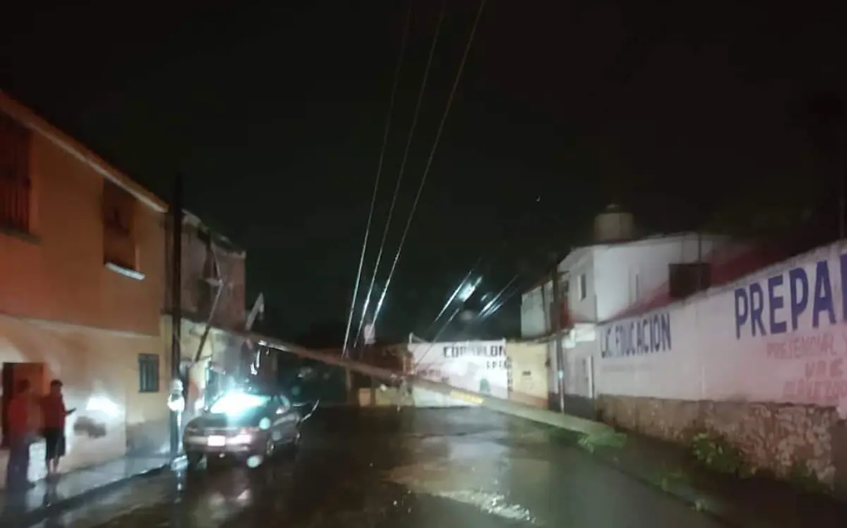 lluvia-derrumba-poste-de-luz-en-jiutepec