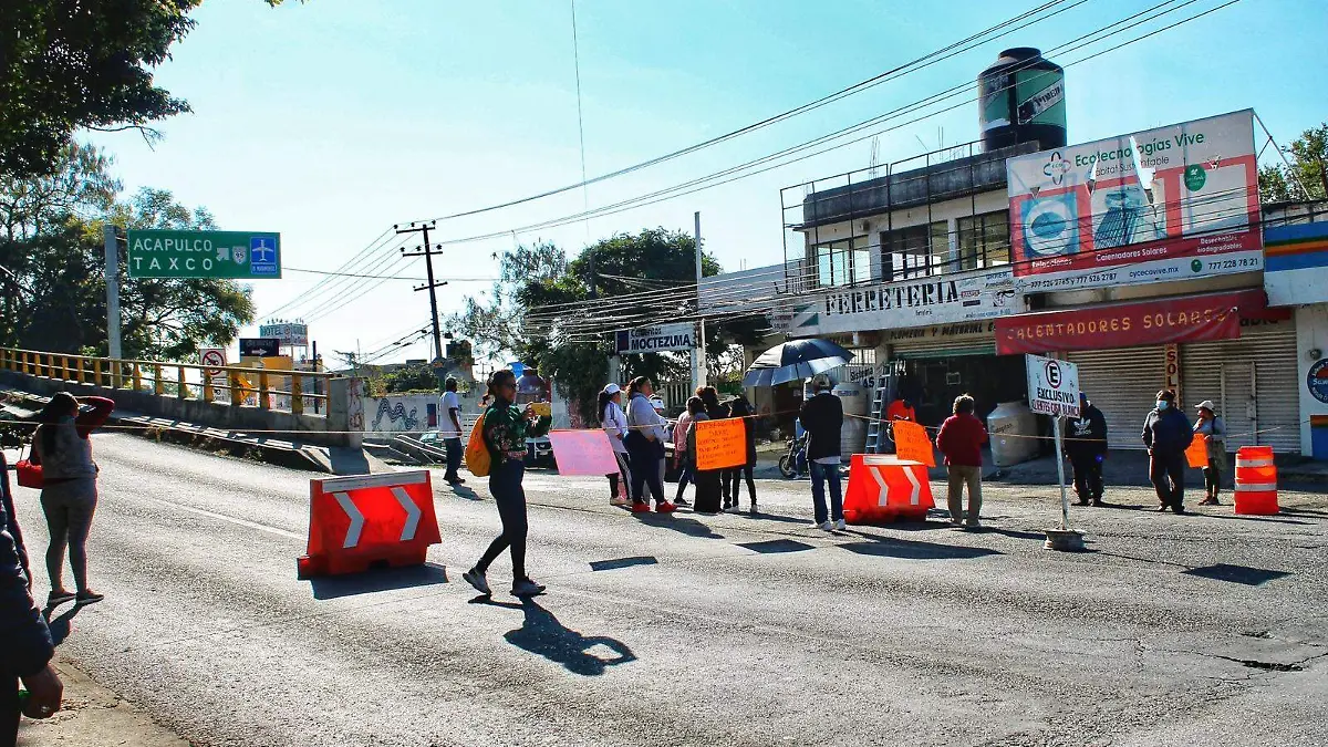 AGUS-F1V Por segundo día consecutivo vecinos de la colonia Tlatepexco bloquearon este 28 de diciembre la carretera que conduce a los pueblos de Ocotepec, Ahuatepec y al municipio de Tepoztlán (1)