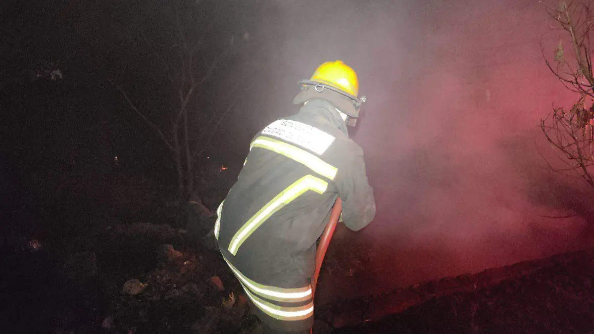 bombero-atiende-incendio
