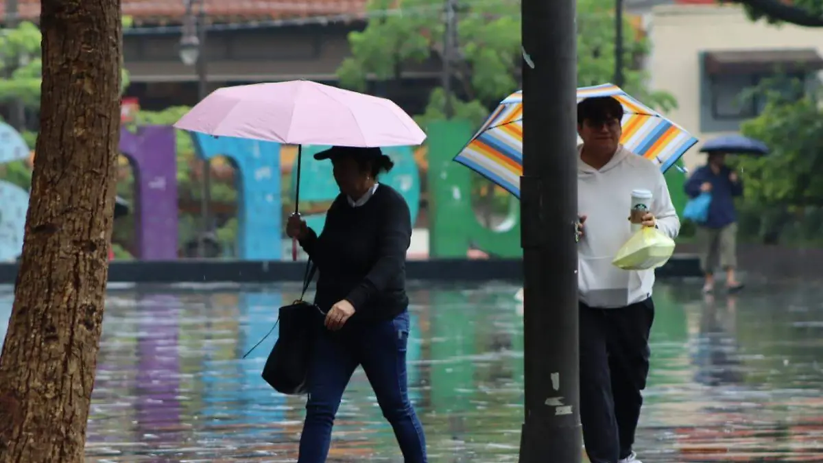 gente-con-paraguas-lluvia-cuernavaca3