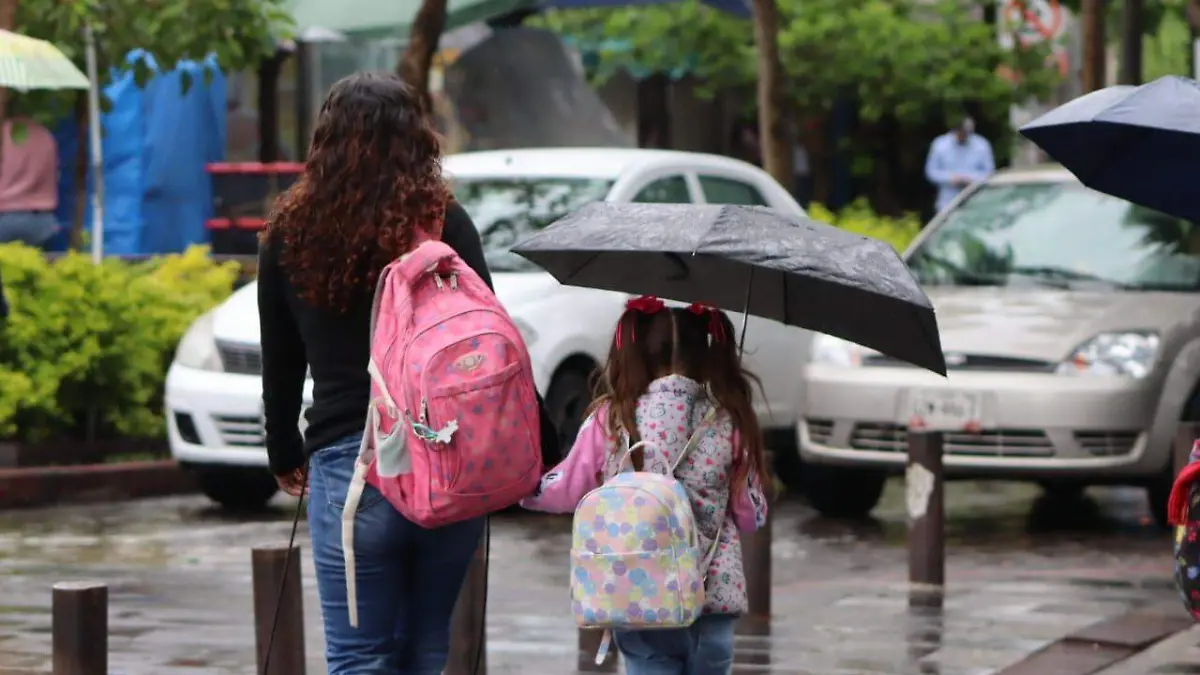 madre-hija-escuela-bajo-lluvia-cuernavaca