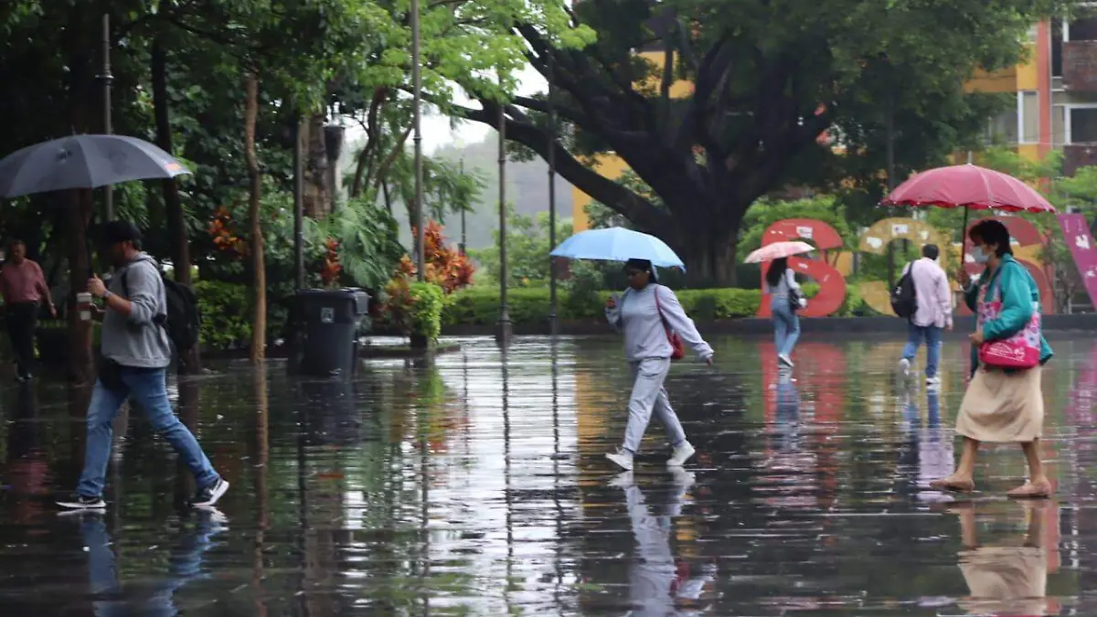 cuernavaca-bajo-la-lluvia-gente-con-paraguas-luis-flores