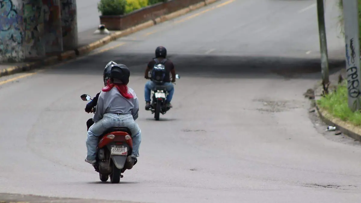 motocicletas-lluvias1-luis-flores