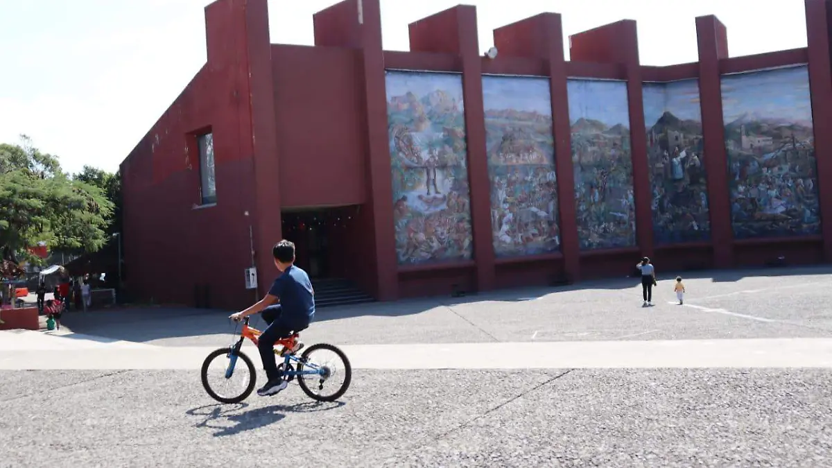 Niño en bicicleta en Alameda