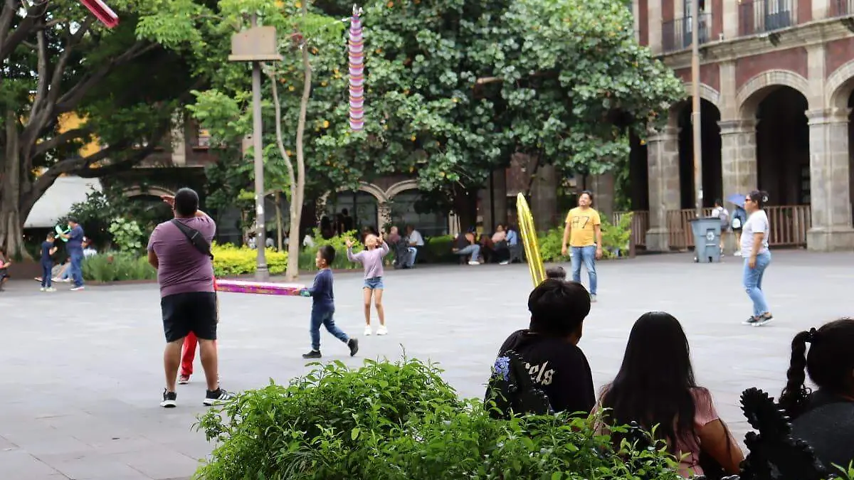 Familias-Juegan-Plaza-de-Armas