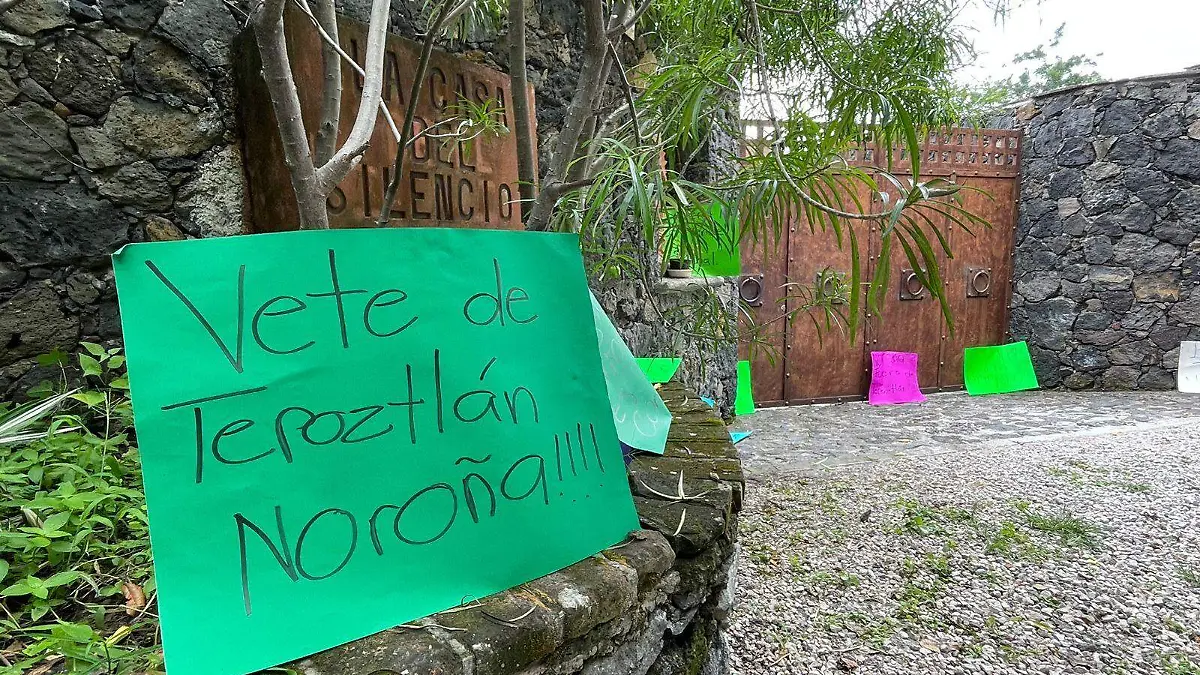 Cartel-fuera-noroña-enrique-dominguez