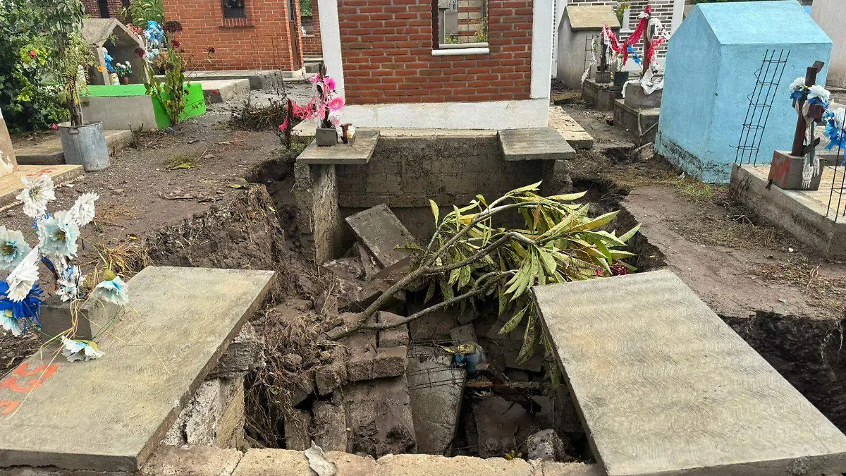 Panteón de Coatetelco, en Morelos. Tumbas colapsan por lluvias