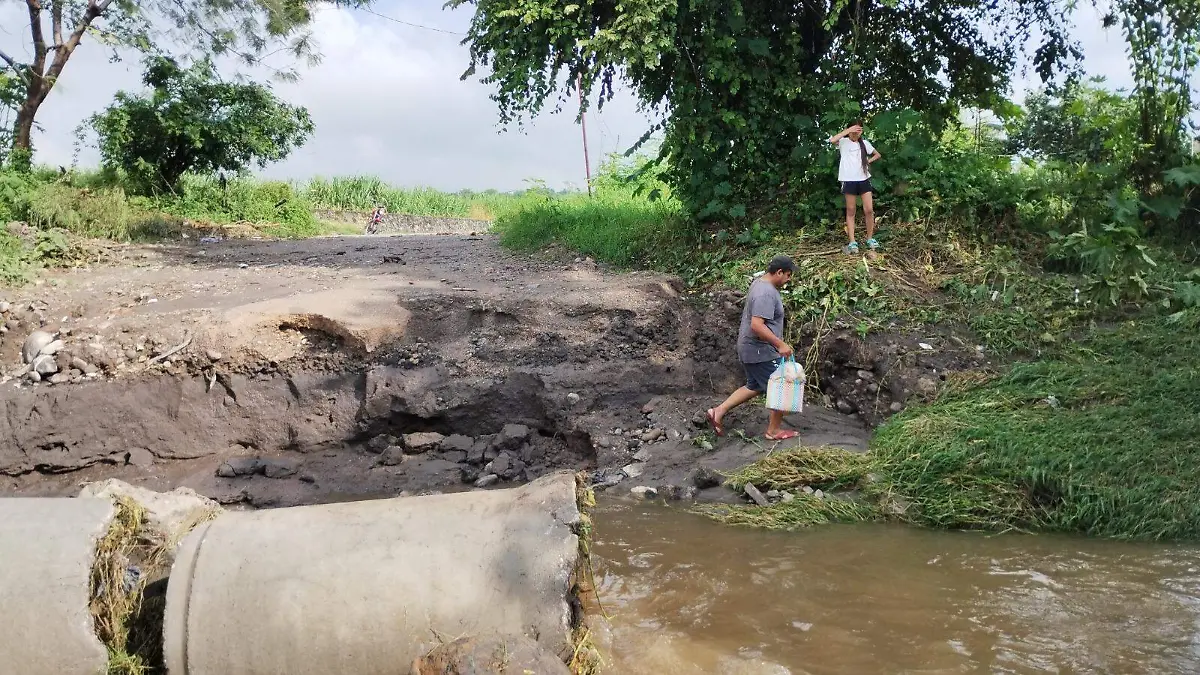 Puente-Zacatepec-Vecinos cruzan por las piedras tras colapso del puente