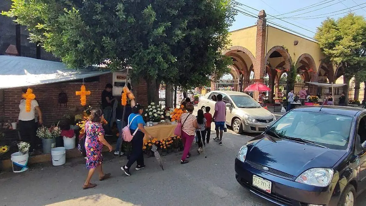 Visitantes acuden al panteón La Paz, en Chipitlán