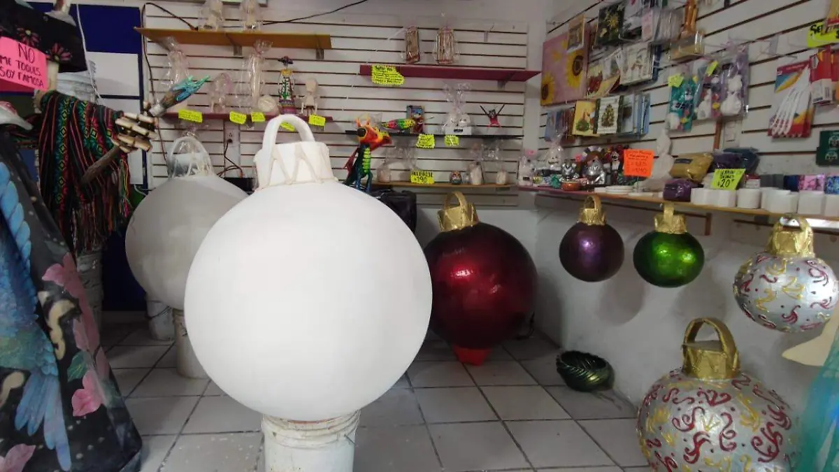 esferas gigantes en la 3 de Mayo